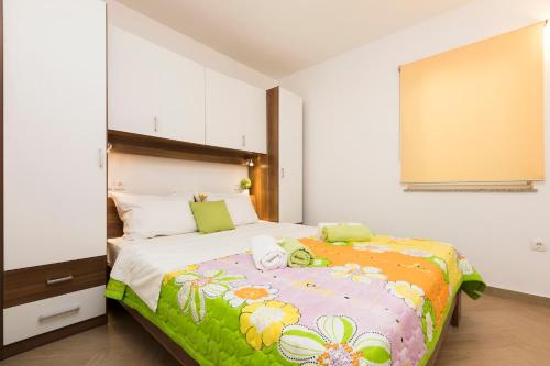 Ένα ή περισσότερα κρεβάτια σε δωμάτιο στο APARTMANI I SOBA ROBERTO I MIRJANA