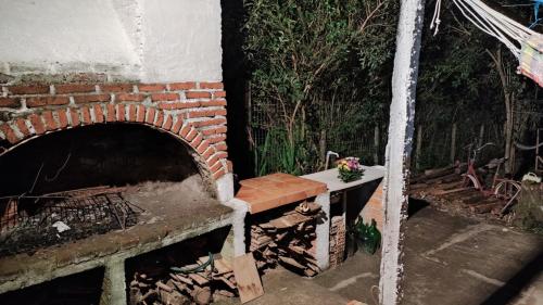 ceglany kominek z ławką przed nim w obiekcie Espacio Joseana w mieście Cerro Caqueira