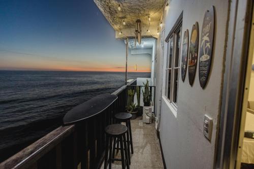 d'un balcon avec deux tabourets et vue sur l'océan. dans l'établissement Oceanfront Oasis: Unparalleled Views, Unforgettable Stays, à La Libertad