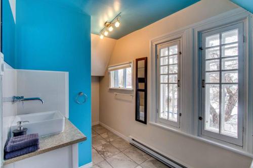 Fotografie z fotogalerie ubytování La Maison bleue des Artistes v destinaci Quebec