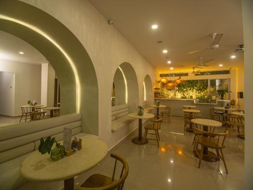 a restaurant with tables and chairs in a room at Hotel Centro Monteria in Montería