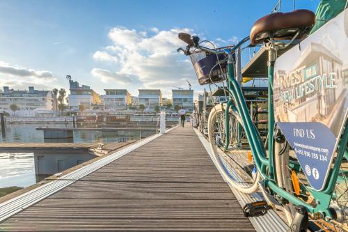 Attività di ciclismo presso la barca o nelle vicinanze