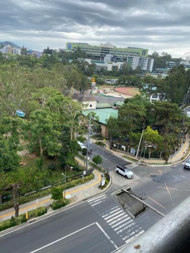 Luftblick auf eine Straße mit Autos auf der Straße in der Unterkunft Baguio Breeze Condo2 in Baguio City