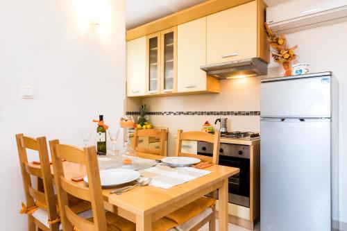 Η κουζίνα ή μικρή κουζίνα στο APARTMANI I SOBA ROBERTO I MIRJANA