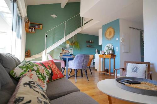 un salon avec un canapé et une table dans l'établissement Cannes : Superbe Duplex terrasse, Plage à pied, à Cannes