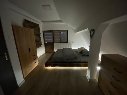 um quarto com uma cama e uma janela em Bob’house em Vulcan