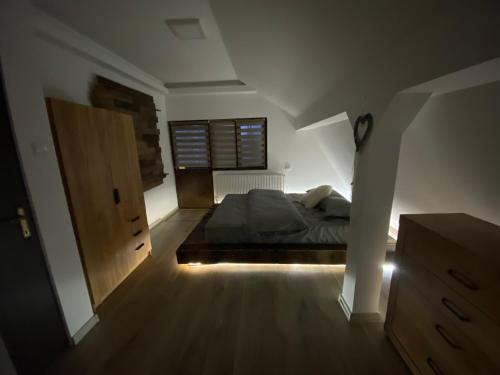 a bedroom with a bed and a window at Bob’house in Vulcan