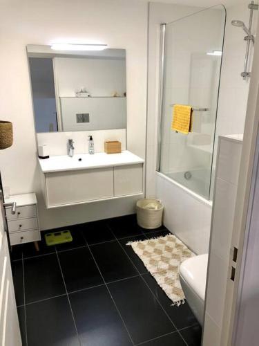 une salle de bain blanche avec un lavabo et une douche dans l'établissement Cannes : Superbe Duplex terrasse, Plage à pied, à Cannes