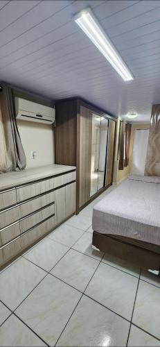 Un dormitorio con una cama y una bañera. en Casa1, en Itapema