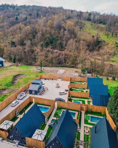 - une vue aérienne sur une maison avec une piscine dans l'établissement peaceful life, 