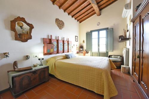 - une chambre avec un grand lit dans l'établissement Bacco, à Gaiole in Chianti