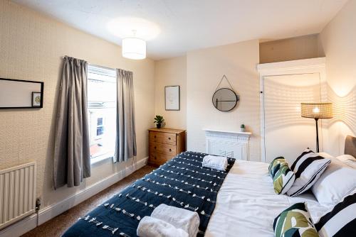 Tempat tidur dalam kamar di 2 bed, up to 6 guests near Chester City Centre