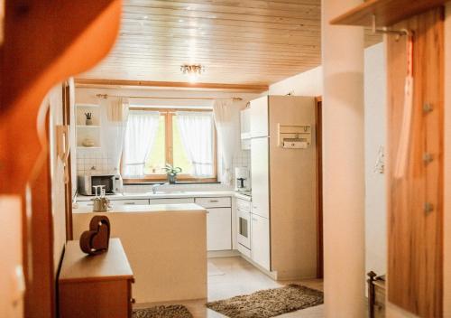 een kleine keuken met een koelkast en een raam bij Ferienwohnung Jochum-Pfeiffer in Riezlern