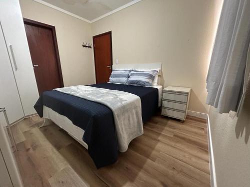 En eller flere senge i et værelse på 1104 - Apto mobiliado c suíte, Wi-Fi e garagem