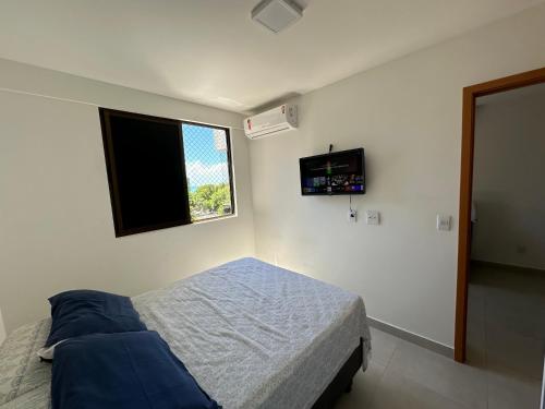 een slaapkamer met een bed en een raam bij Studio Design APT 401 Novo na Ponta Verde in Maceió