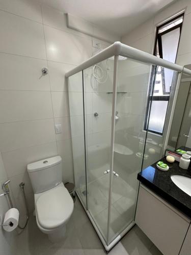 een badkamer met een douche, een toilet en een wastafel bij Studio Design APT 401 Novo na Ponta Verde in Maceió