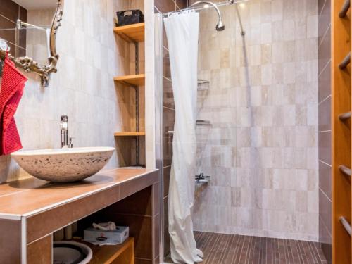 uma casa de banho com um chuveiro e um lavatório. em Gîte Saint-Père-en-Retz, 4 pièces, 6 personnes - FR-1-306-1261 em Saint-Père-en-Retz
