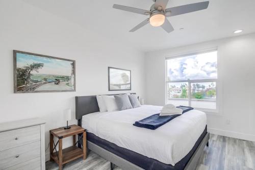 1 dormitorio con 1 cama y ventilador de techo en Park Blvd Paradise 301 ADA compliant with a Spa en San Diego
