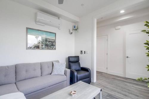 una sala de estar con un sofá y una silla en Park Blvd 302 - Newly Built - Spa - Central, en San Diego