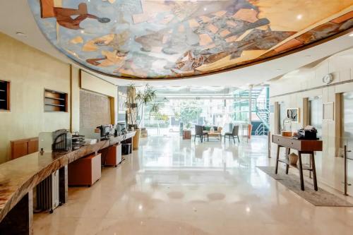 een lobby met een plafond met een schilderij erop bij Hostel Mixed Room in Mexico-Stad