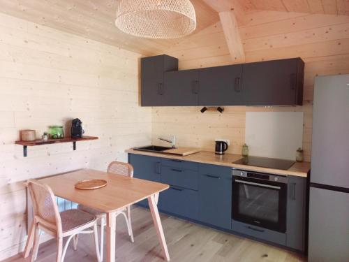 Η κουζίνα ή μικρή κουζίνα στο maisonette et spa bois