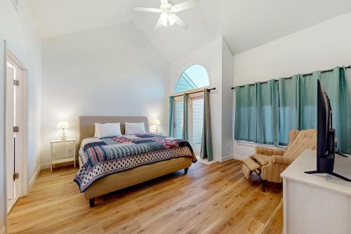 1 dormitorio con 1 cama y TV. en Currituck Sound Sanctuary, en Duck