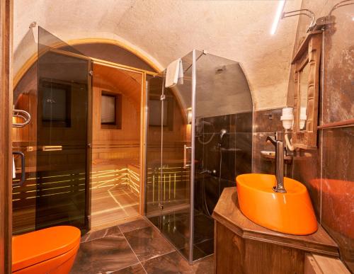 uma casa de banho com um lavatório laranja e um chuveiro em Vigor Cappadocia - Special Class em Üçhisar