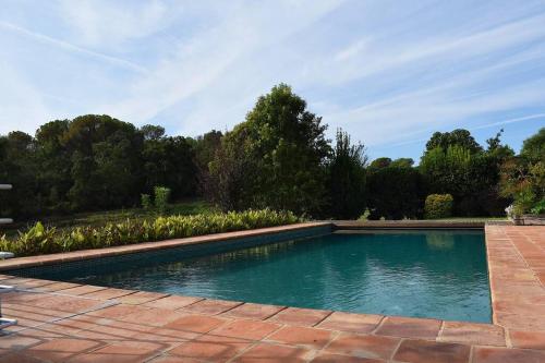 una piscina en medio de un patio en Can Figueretes, en Caldes de Malavella