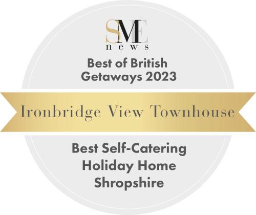 Certificado, premio, señal o documento que está expuesto en Ironbridge View Townhouse WINNER 2025 UK MOST PICTURESQUE SELF-CATERING HOLIDAY HOME & WINNER SELF-CATERING ACCOMMODATION OF THE YEAR 2025