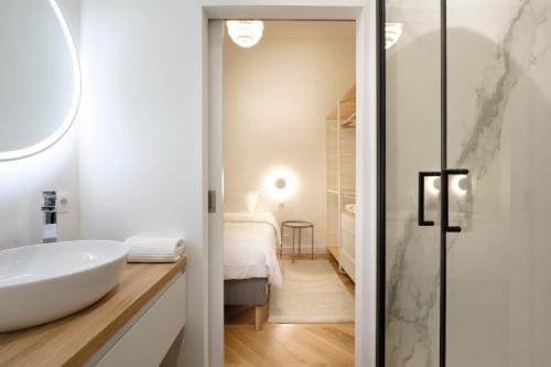 1 dormitorio y baño con bañera y lavamanos. en The Duke flats - 1 bedroom apartments Grand Place en Bruselas