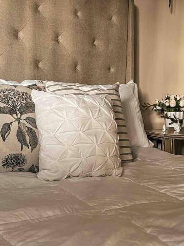 a bed with white pillows and a headboard with at Mexique in Mexico City
