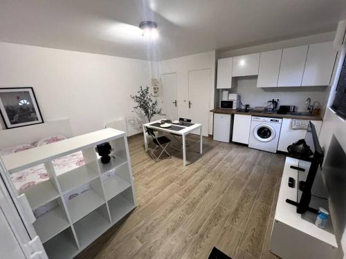 a room with a kitchen with a table and a kitchen at Appartement proche tramway in Vitry-sur-Seine