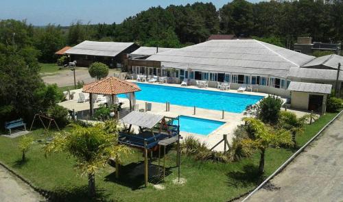een luchtzicht op een groot gebouw met een zwembad bij Lagoa Country Club in Cidreira