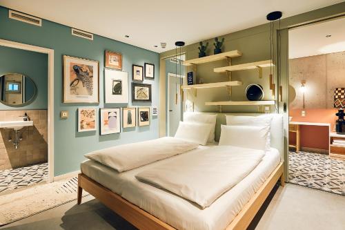 een slaapkamer met een groot bed in een kamer bij Villa Viva Hamburg in Hamburg