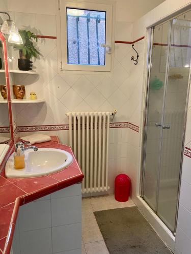 une salle de bain avec un lavabo et une douche dans l'établissement Villa à Menton avec vue mer, à Menton