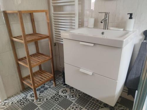 een badkamer met een witte wastafel en een plank bij Apartamento en Mogro. in Mogro