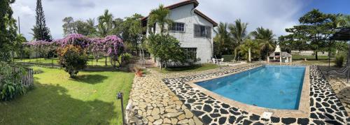 una casa con piscina en un patio en Sergio Romano, en Boca Chica