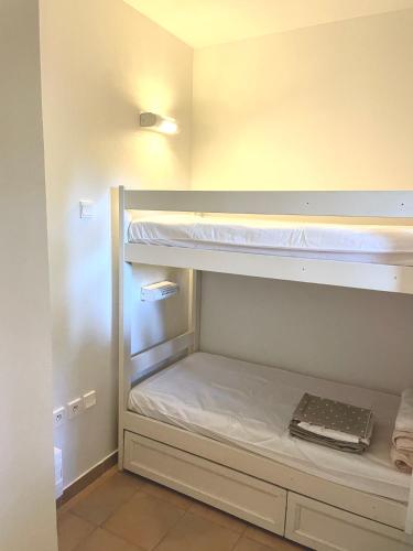 Elle comprend un petit placard avec 2 lits superposés. dans l'établissement Studio 4 personnes Golf international Pont Royal, à Mallemort