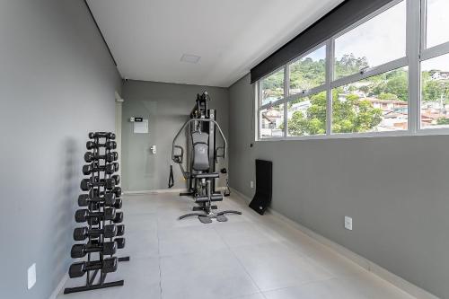 Una habitación con una silla en una habitación con ventanas en Studios novos próximos ao shopping Beira-mar #HKS en Florianópolis