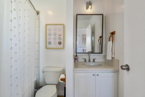 ein Badezimmer mit Toilette, Waschbecken und Spiegel in der Unterkunft Exclusive 2BD 3BA with Balcony in Los Angeles