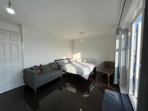 Giường trong phòng chung tại Large room with balcony overlooking London