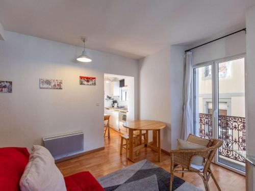 un salon avec une table et une cuisine dans l'établissement Spacieux T2 centre ville avec WIFI et équipements sportifs - FR-1-401-274, à Cauterets