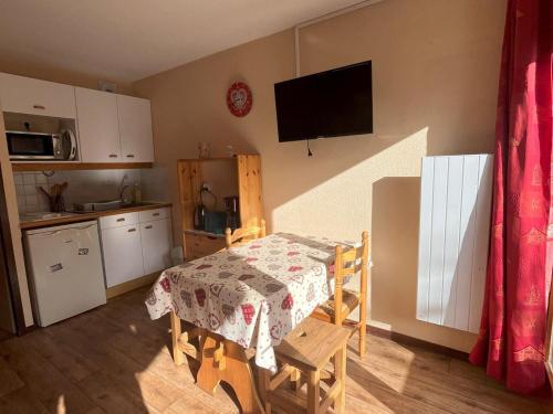 Il comprend une petite cuisine avec une table et une petite cuisine avec une table. dans l'établissement Studio cabine sud 4 pers, balcon, proche pistes, navette et commerces, animaux acceptés - FR-1-263-536, à Valloire