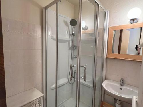 une salle de bain avec douche et lavabo dans l'établissement Studio cabine sud 4 pers, balcon, proche pistes, navette et commerces, animaux acceptés - FR-1-263-536, à Valloire
