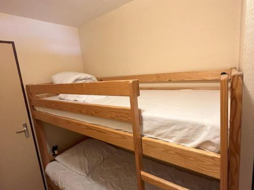 - 2 lits superposés dans une petite chambre dans l'établissement Studio cabine sud 4 pers, balcon, proche pistes, navette et commerces, animaux acceptés - FR-1-263-536, à Valloire