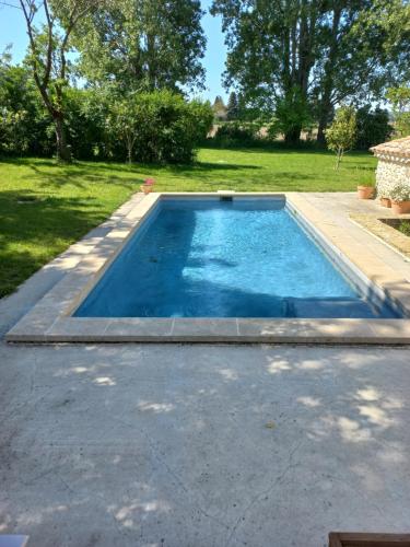 ein kleiner Pool im Garten mit Rasen in der Unterkunft maisonette et spa bois in La Bégude-de-Mazenc