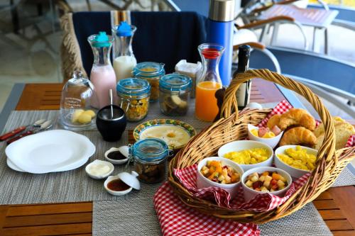 a picnic table with a basket of food and drinks at El Carmelo Mountain Lodge in Potrerillos