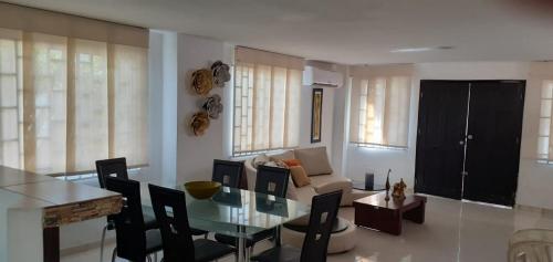 - un salon avec une table en verre et un canapé dans l'établissement Casa hostal Rochymar, 
