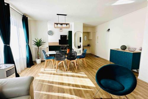 - un salon avec une table et des chaises dans l'établissement Bel appartement proche de Paris, à Villemomble