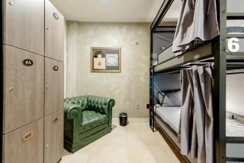 Un dormitorio con un sofá verde en una litera en Cama en habitación Compartida para Hombres en Ciudad de México